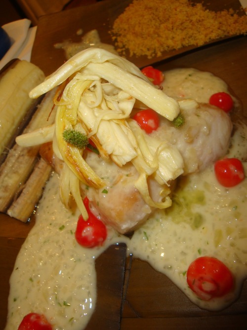 MANU BUFFARA (Le Bistrô): Peixe com salsa de leite de côco, coentro, acompanha farofa de camarão e vinagrete de pupunha e banana da terra assada.