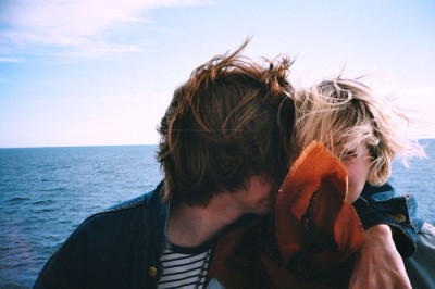 makeitpay:

Acho que estou apaixonada por alguem que me beija na testa e nao nos labios.