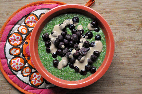Green Coconut Oats
Click the link for directions :)
What you&#8217;ll need &#8230;
1/4 cup steel cut oats
1 cup water
1 cup raw kale
1/2 cup almond milk
1/4 cup unsweetened applesauce
1/4 cup unsweetened coconut flakes
1 tablespoon maple syrup
1 tablespoon peanut butter
1 tablespoon almond milk
Blueberries