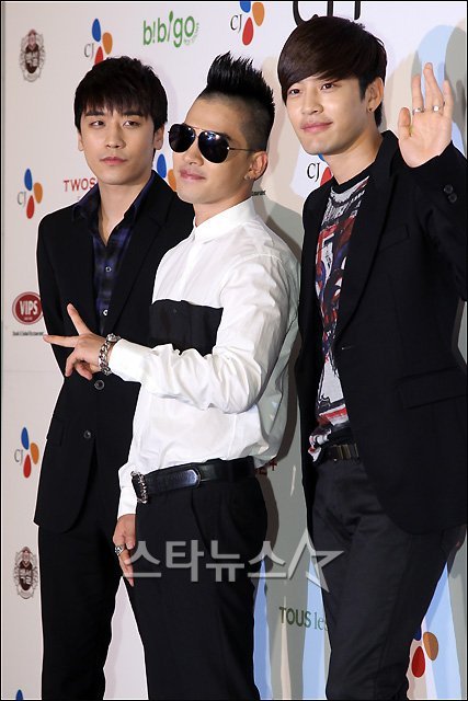                        SeungRi and TaeYang at CJFoodWorld Opening Ceremony (July 29, 2011) source : as taggedvia : gilbakk@ameblo + BBi@tumblr Idk but TaeYang look fatter :SAnd, maknae-ah isn’t the suit is too big for you? Haha. 