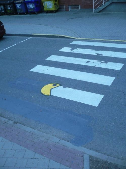 Vai Pac-man, detona essa faixa pra pedestres… Os pedestres que se fodam.