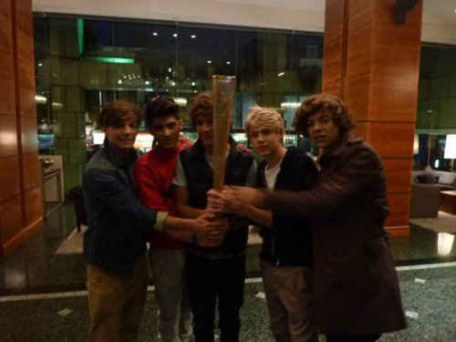-onedirectioninfection:  1D holding the olympic flame. 