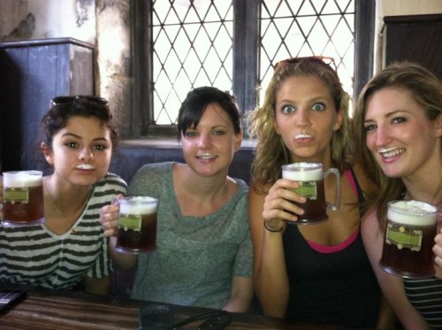 Selena was at the wizarding world of harry potter!!!!!!!!!!!!!!!!!!!!