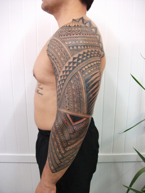 fuckyeahblackwork Polynesian sleeve by Tim Hunt Pacific Tattoo 