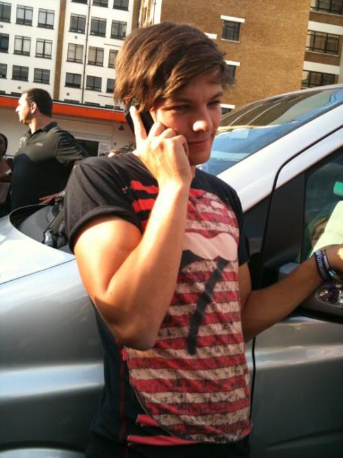 zarrybabe:  smileymxd:  ny—horan:  yeahitsdayna4jbuk:  Wow Louis you looked hot today xox —————————- If you use this picture please credit me :) x   hay gurl hay the.fucking.arms.tho.  fuck you and what you doing to me&#160;!   look at his arms….sweet baby Jesus! 