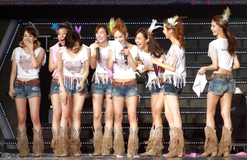 popcorntiff:

HAHAHA YURI HAHAHAHHA =)))

pictures like this are the best T_T&#8230;&#8230;.they all look so happy ♥♥♥