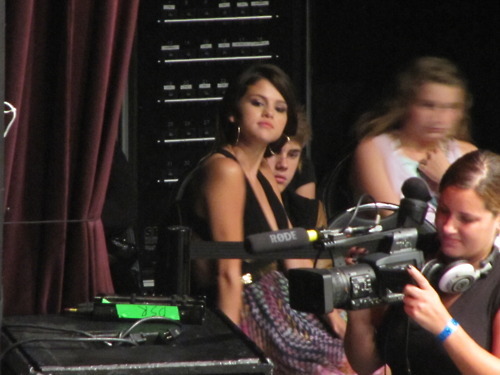 -feelslikeburninglove:  Justin and Selena at Demi’s concert last night 