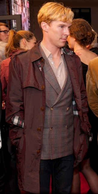 funsexytime:

daysofstorm:

the hair.
the tartan jacket.
the motherfucking maroon tartan rain coat.
the unbuttoned shirt.
just continue to be flawless, bb.

All of this

