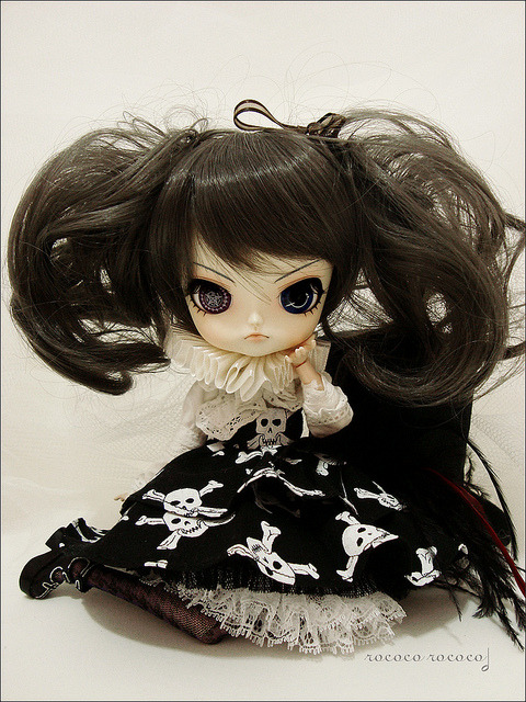  by Paula on Flickr love her Halloween dress Via Pullip Madness