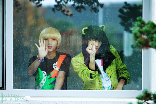 [FANPHOTOS] Sweet Gongchan and Baro at SBS Hope TV recording 111112
cr: picture in a frame
reup cr: queen Glynx @ AVIATEB1A4