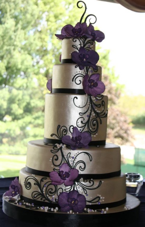 Posted 5 months ago Filed under wedding cake silver purple 