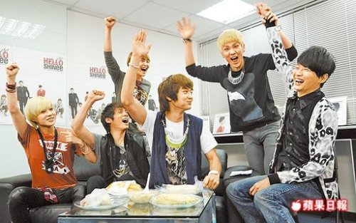 SHINee Praised Pancakes &amp; Fried Fritters Jonghyun Lauded Salty Soya Milk 
By Lin Yiwen/Taipei
22 July 2011&#160;6:30am
Korea idol group &#8220;SHINee&#8221; did a quick 29 hours visit to Taiwan, performed at Banciao the night before and recorded 2 programs at a go at 10am yesterday. They did an interview yesterday morning for the program &#8220;Just Love JK&#8221;, lauded local breakfast delicacies like pancakes, fried fritters etc. Member Jonghyun whom has never drank salty soya milk, was very satisfied after tasting it, &#8220;Very very yummy!&#8221;
250 sent them off
SHINee performed with MBLAQ, SISTAR, ZE:A the night before and left Taiwan yesterday. SHINee had the most fans at the airport, estimated about 250. MBLAQ too attracted 200 fans but were repeatedly touched. &#8220;Just Love JK&#8221; is broadcast on CHANNEL V every Mondays to Fridays at 7pm.
Credits: Apple Daily
Translation: Eimanjjong
