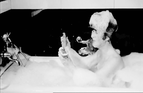 lovemelennon:

mostlyzeldazonk:

Bath time with John Lennon

