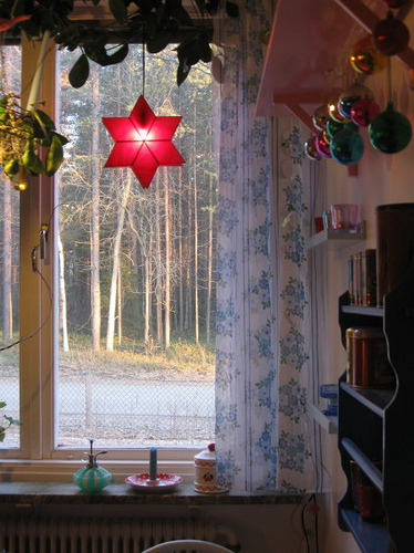 The advent-star in the kitchen-window by lyckeliv on Flickr.