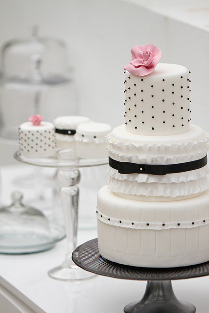 mini wedding cakes winter
