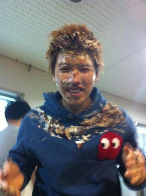 
@siwon407 also enjoy your birthday and first day of 2012 go #sungmin&#160;!!! pic.twitter.com/UFuHNc8Q

you tagged sungmin. lol and oh my&#8230;.