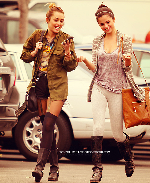 thatshouldbebieber:

Miley Cyrus &amp; Selena Gomez shopping at A Local Target Store in L.A 2012.
