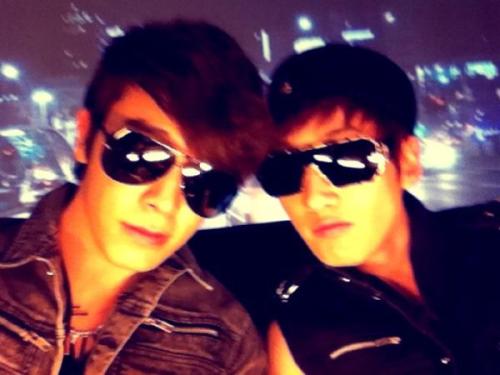  @donghae861015 떳다오빠 뮤직비디오 촬영중 ^^ ELF 오빠들 또 뜬다잉&#160;!!^^ pic.twitter.com/REjbAp6A {Trans} @donghae861015: In the middle of filming the music video of 떳다오빠 ^^ ELF, oppas are appearing again~ing&#160;!!^^  