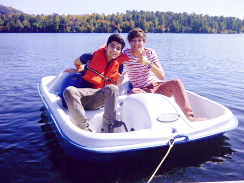 N&#8217;awwww Zayn wearing a life jacket because hes afraid of water and cant swim :&#8217;) sooo adroable
