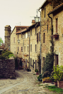 ysvoice:

| ♕ |  Tuscan passage - Cortona, Italy  | by © Jenny