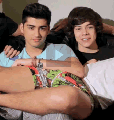 Zayn looking at Louis bulge ;D