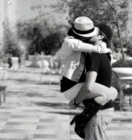 We found love -- TOPIT.ME 收录优美图片 (boy,girl,kiss,holding,black  and white,cute,hug,love)