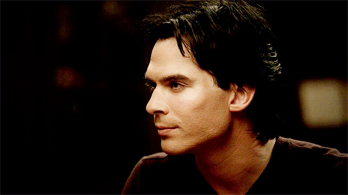 Damon: Isso foi divertido.
Alaric encara Damon incrédulo.
Damon: Oh, não me olhe assim. Eu sei que você me odeia. Mas adivinha o que? Todos me odeiam. Mas não posso negar, fomos fodas.
Alaric termina sua bebida, dá um soco na cara de Damon, e levanta.
Damon: Acontece.
