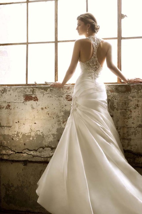 I love the racer back wedding dress Reblogged 1 month ago from 77 notes