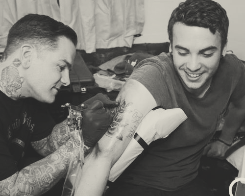 Taylor York of Paramore getting tattooed by Dan Smith
