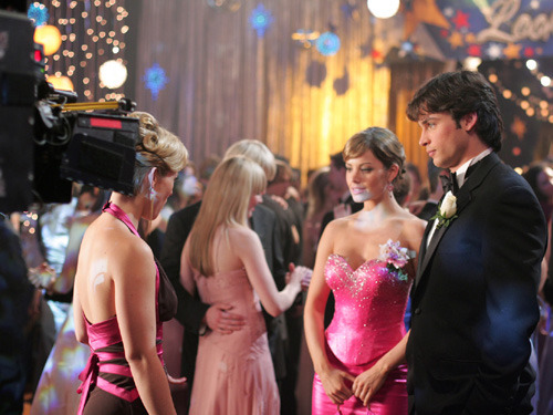 Allison Mack Erica Durance and Tom Welling film a scene from Spirit