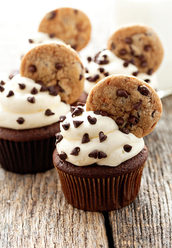 Chocolate Chip Cookie Dough Cupcakes Source wowthatlooksgood 