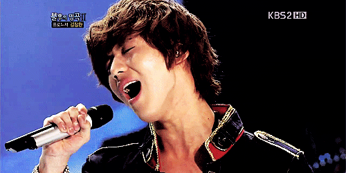 Let the Taemin spam continue xDDD ___________________________________ He looks so beautiful when he sings. He sings with such passion and intensity that I seriously am in awe every time. Look at those veins in his neck, he&#8217;s absolutely perfect. -Admin T