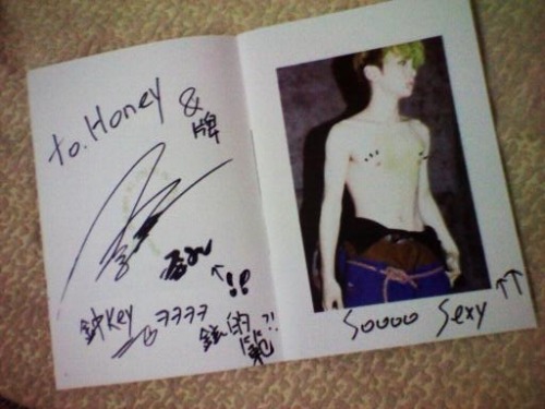 Jjong’s autograph on Key’s page…. 120501  
Credits: NamYoungHeui-牌