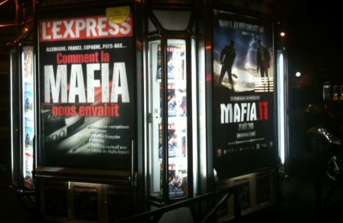 Ca, il fallait le faire! La pub pour Mafia 2 juste à coté de la une du journal L’Express avec le titre: “Comment la Mafia nous envahit”…
Excellent, vraiment! ^^