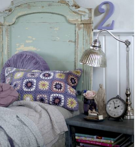 vintagerosebrocante:

I love this combo. Tired of white I want colour!

 Love that pillow.