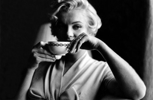 bohemea:

Marilyn Monroe in her NYC apartment, 1957