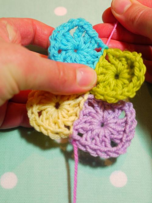 Sewing up knitting or crochet with an invisible stitch