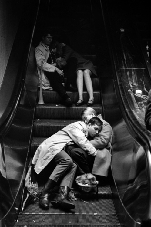 s-weatshirt: Grand Central at New Years Eve, NYC, 1969 and such a perfect shot 