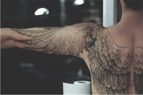 aestheticslol: I’ve always thought angel wing tattoos were overdone and generic, but this one is pretty sweet. 